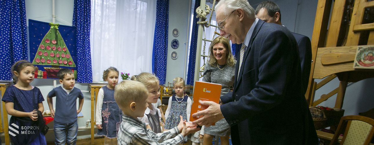 Karácsonyi ajándékok a Dózsa György utcai óvodának!