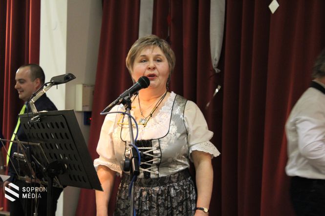 Az est háziasszonya köszönti a résztvevőket