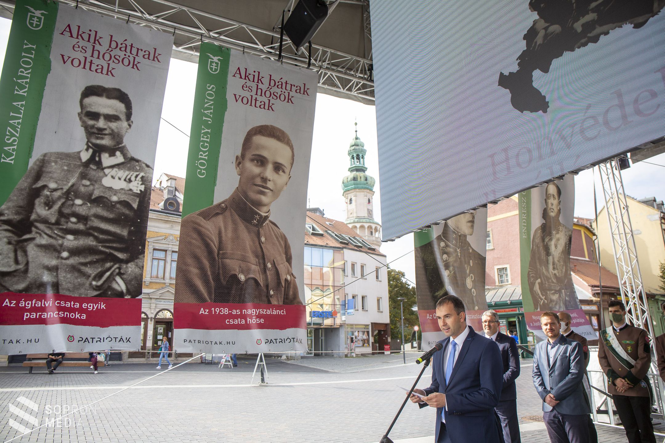 "Akik bátrak és hősök voltak" - kiállítás a belvárosban