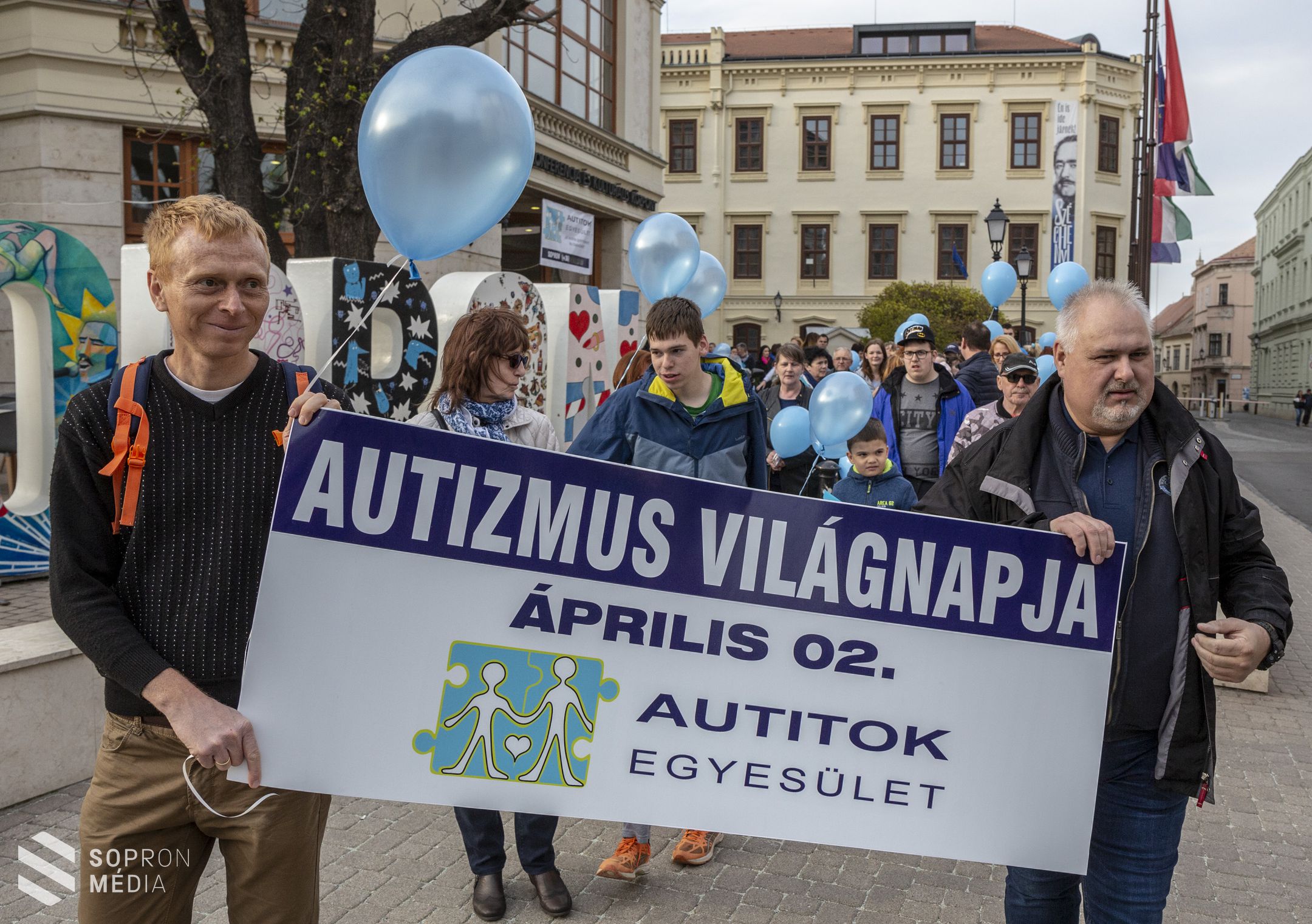Kék séta az Autizmussal élők világnapján