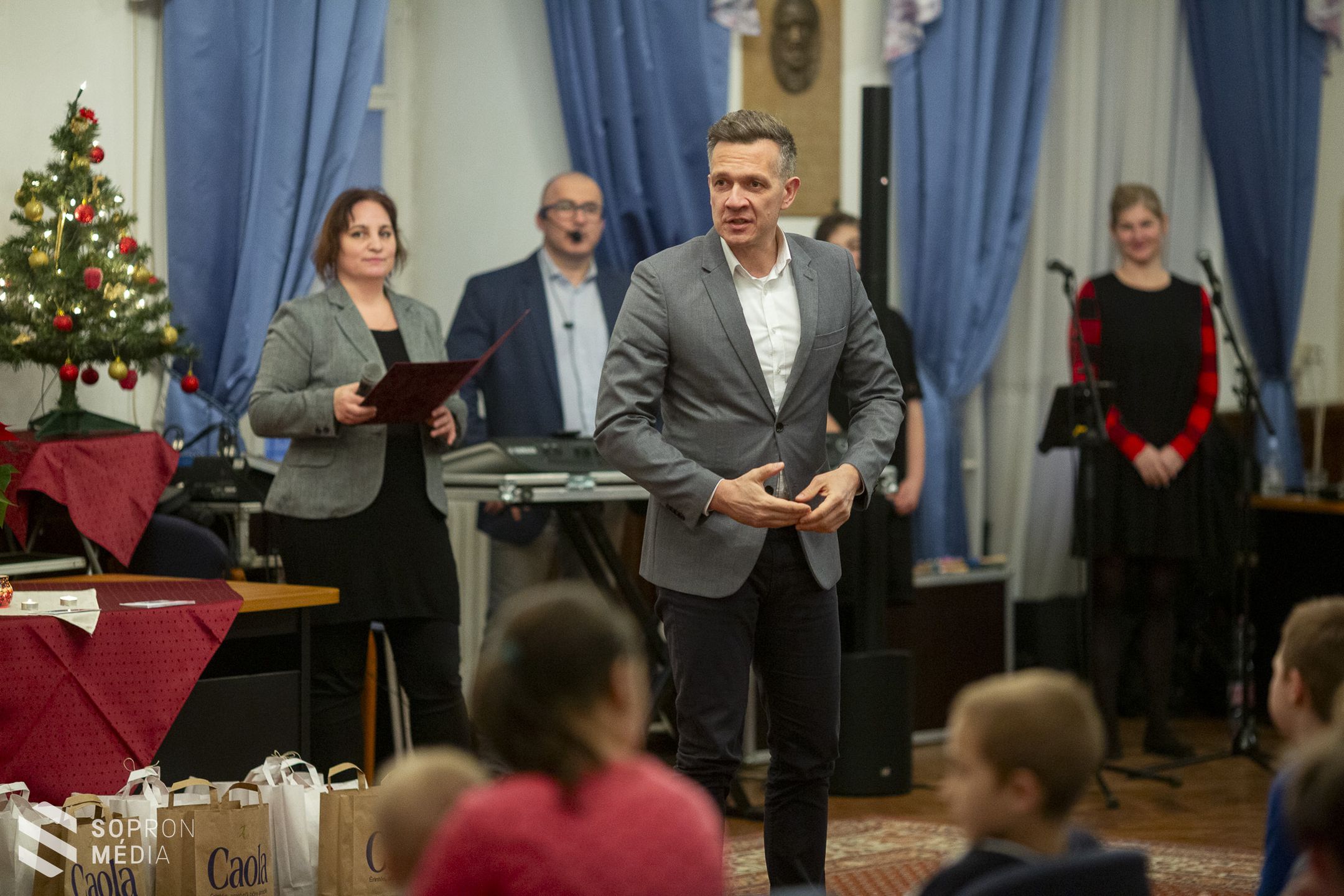 Ajándékcsomagokkal segíti az önkormányzat a hátrányos helyzetű gyermekeket