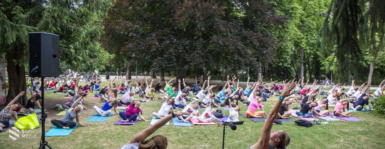Nemzetközi Jóganapot tartottak az Erzsébet kertben