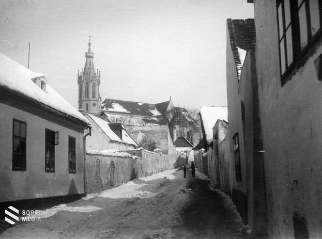 Hegy utca, háttérben a Szent Mihály-templom. 1915. 