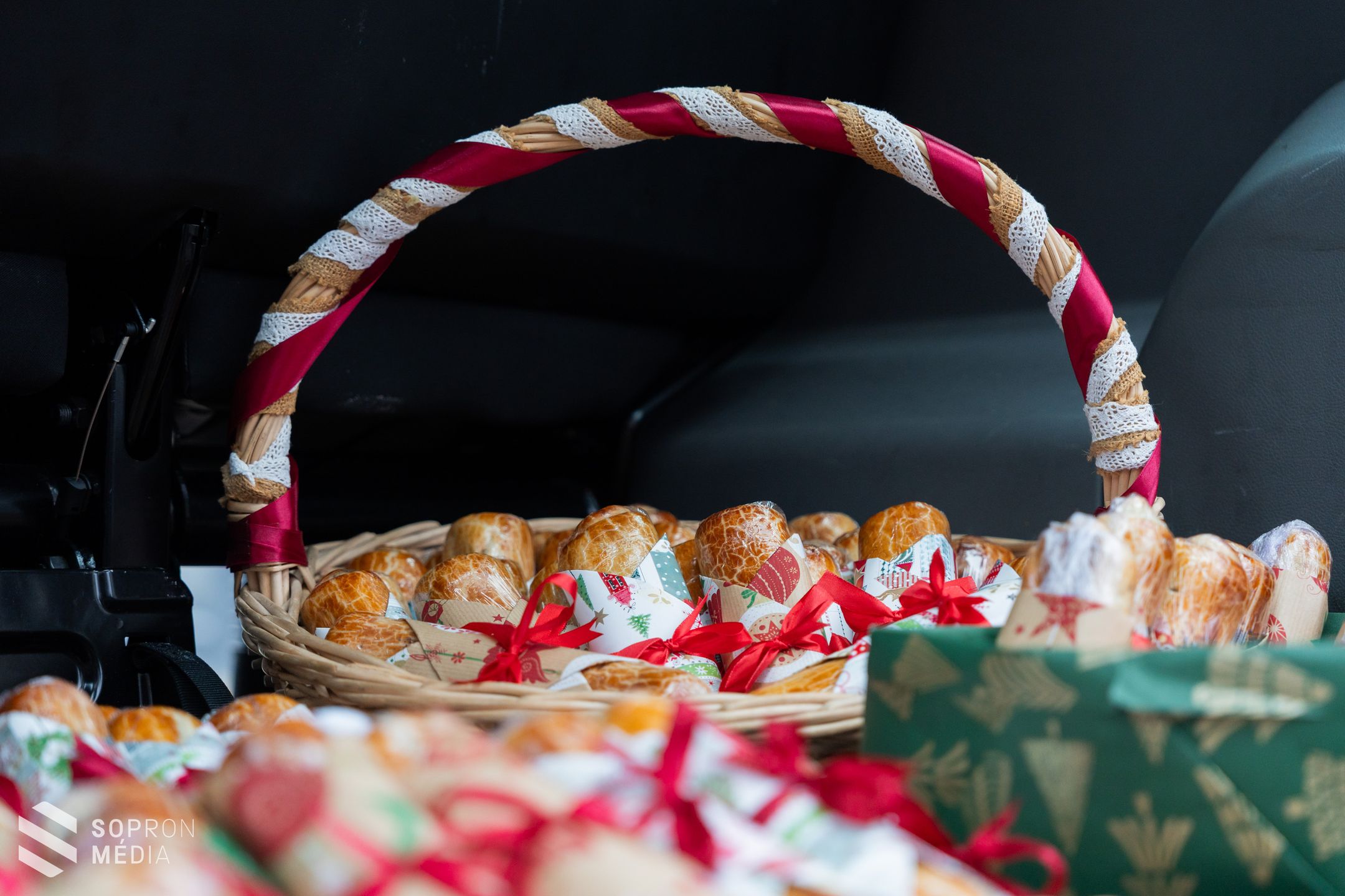 Bejglivel köszönték meg a cukrásztanulók a mentők és tűzoltók munkáját