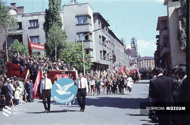 Május elseje a Május 1. téren (Finta Béla, 1968.)