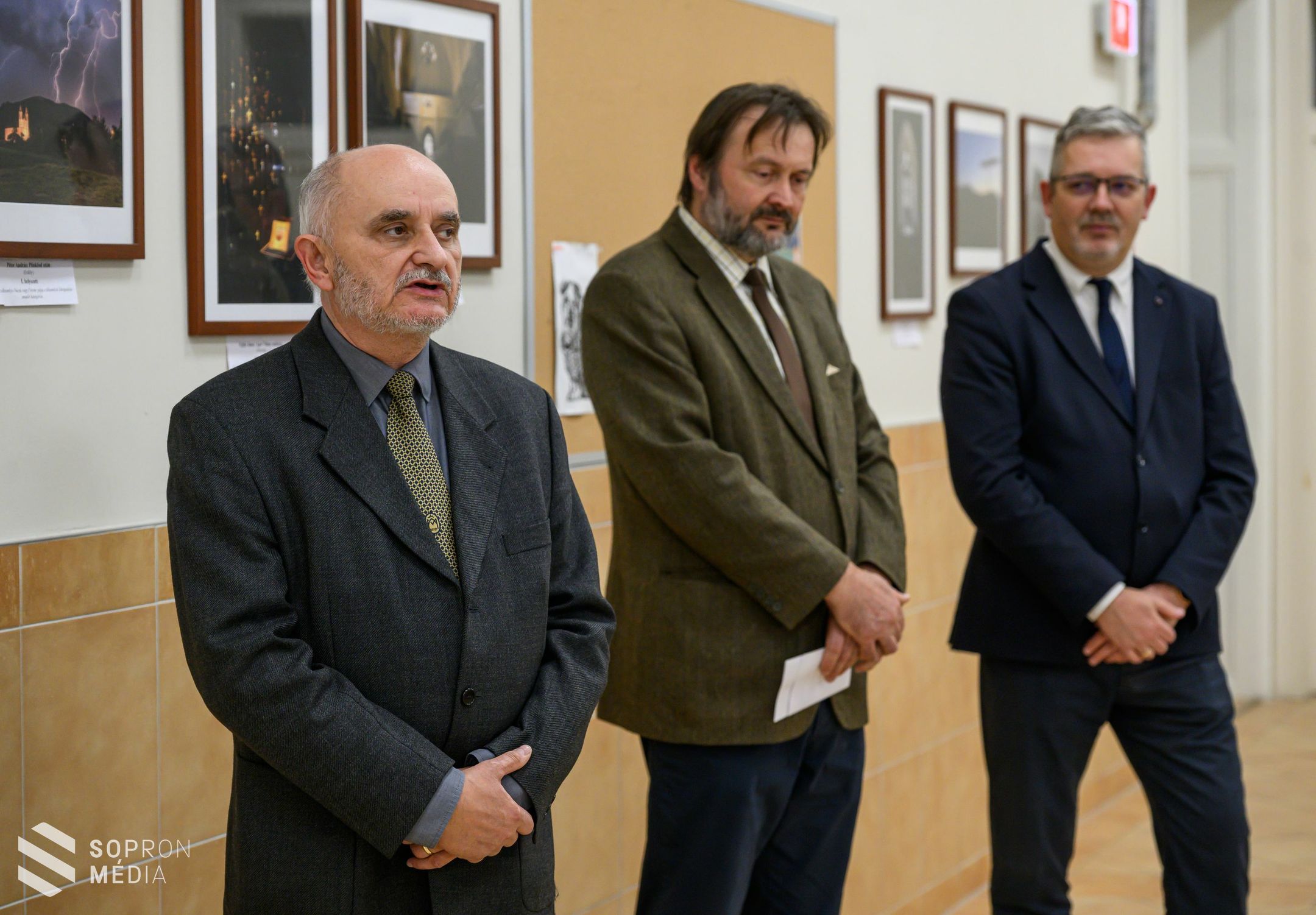 Különleges fotókiállítás a Szent Orsolya Gimnázium és Általános Iskolában