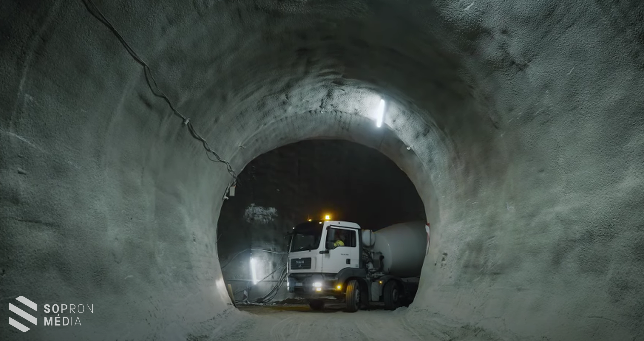 A déli járatban már javában zajlik az M85-ös alagút betonozása