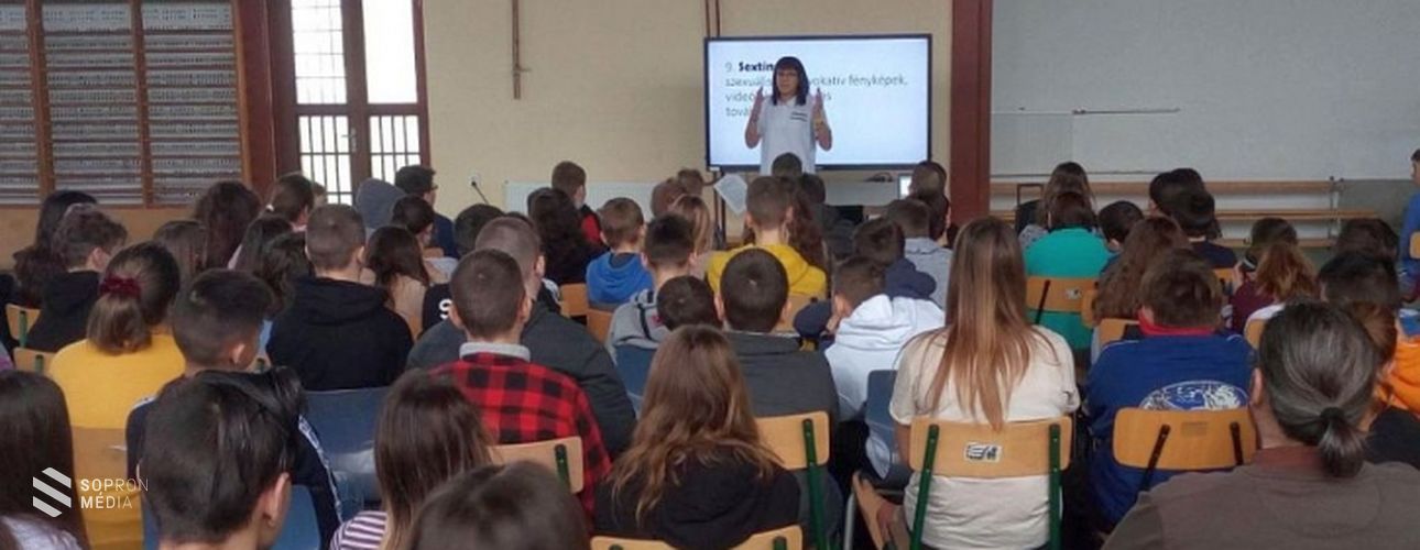 Az internetes zaklatás veszélyeiről fiataloknak