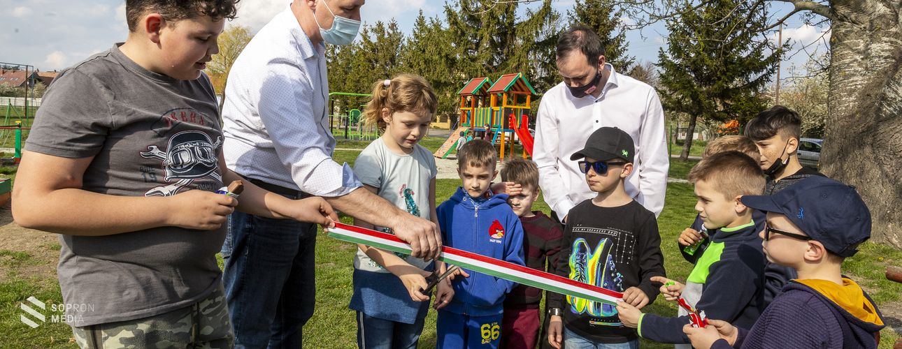 Átadták a felújított játszóteret Harkán 