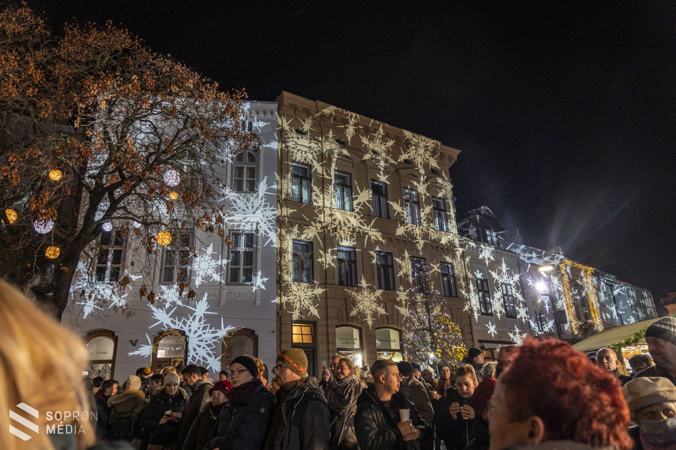 Meggyújtották az első gyertyát Sopron adventi koszorúján 