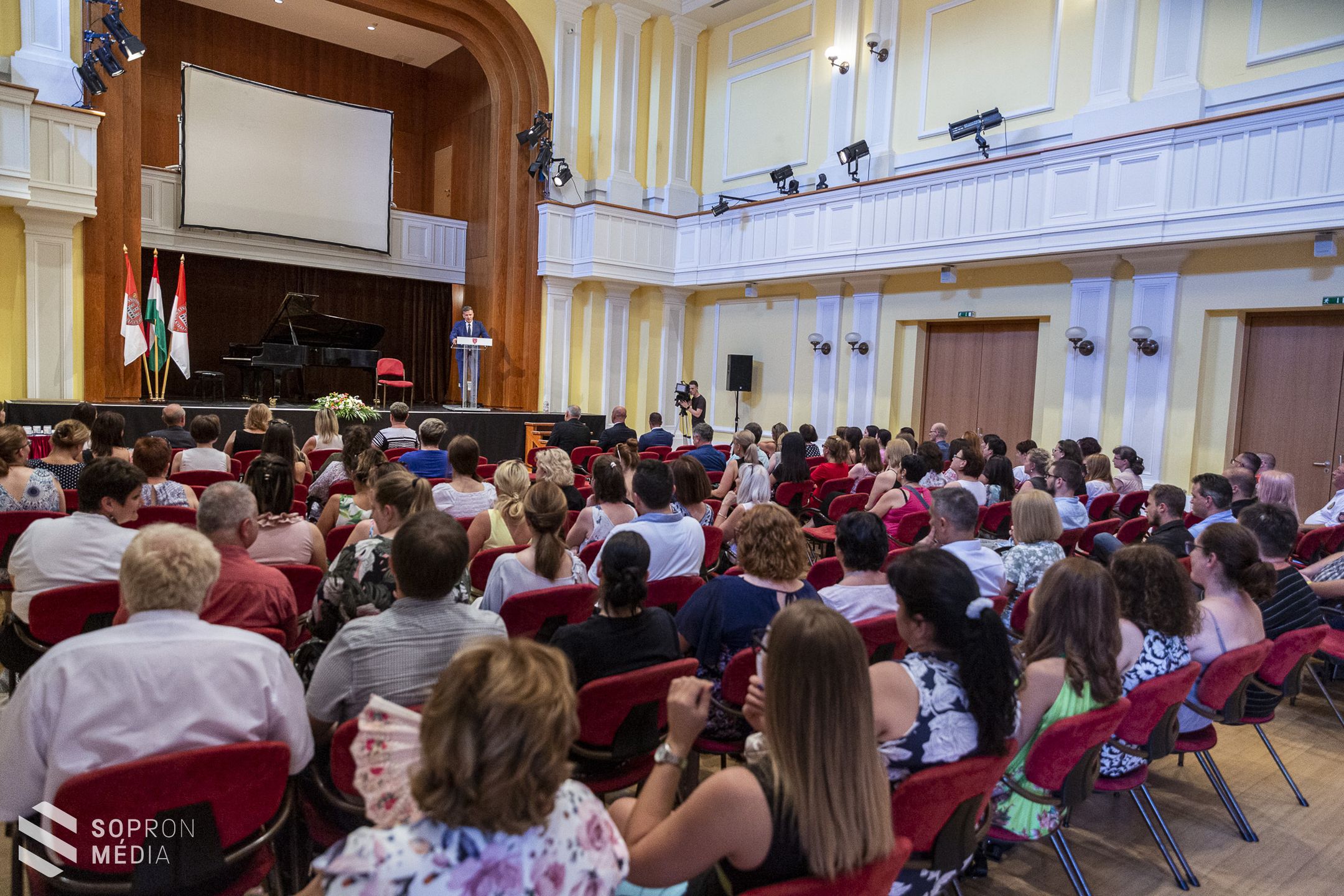 Köztisztviselőit köszöntötte a város
