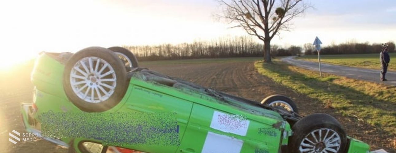 Versenyautó a szántóföldön