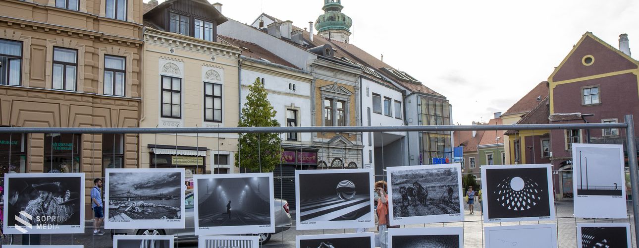 A Soproni Fotóklub szabadtéri fotókiállítása tekinthető meg a Mária-szobornál