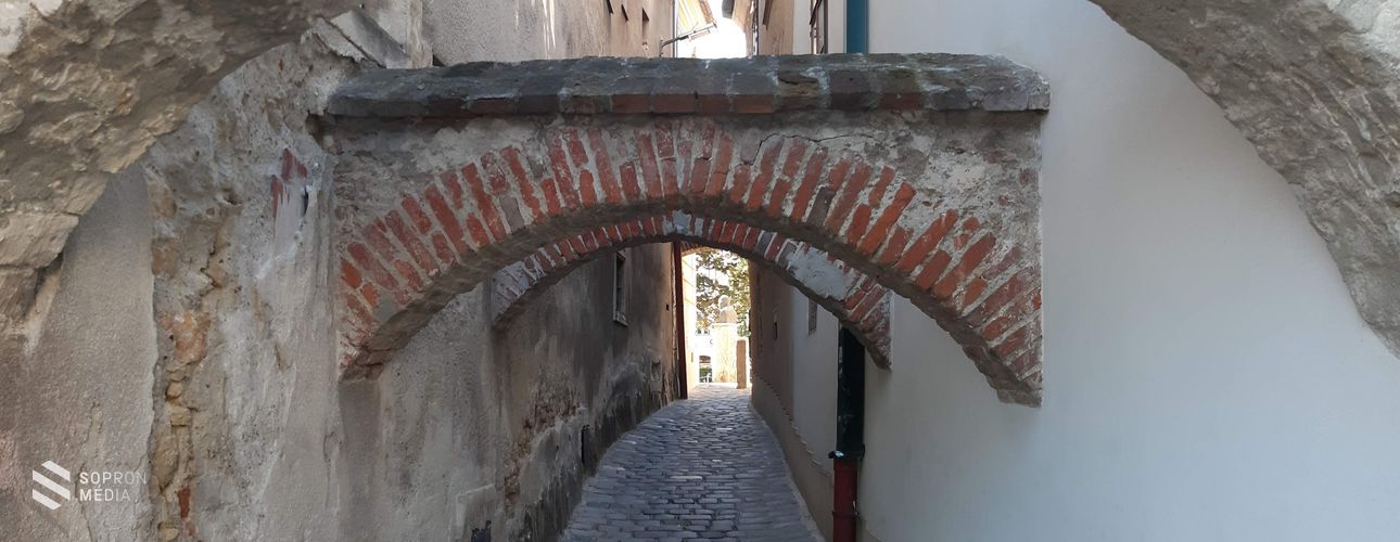 A soproni Várkerület „festői” sikátora, a Festő köz