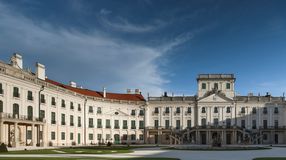 Műemléki világnap - virtuális látogatás és GIF-es időutazás a fertődi Esterházy-kastélyban
