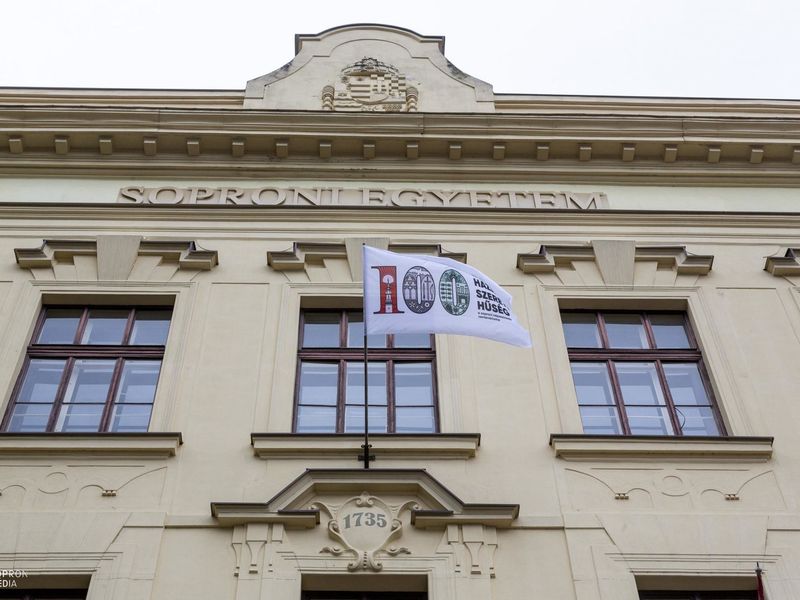 A Soproni Egyetemen is lobog a centenáriumi zászló