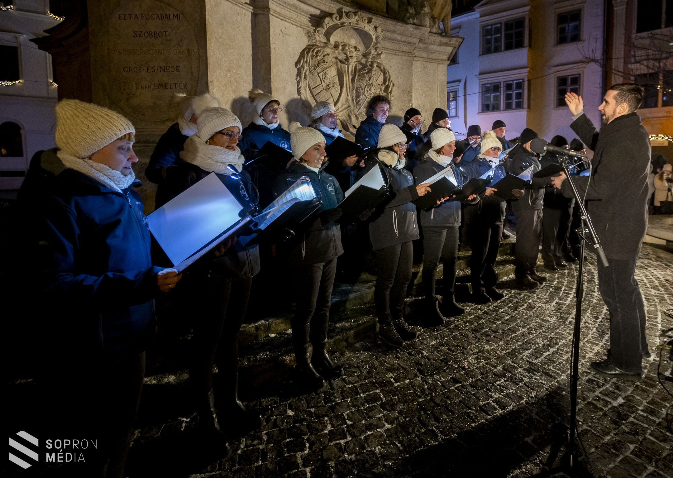 Fellobbant a hit lángja a város adventi koszorúján a Fő téren