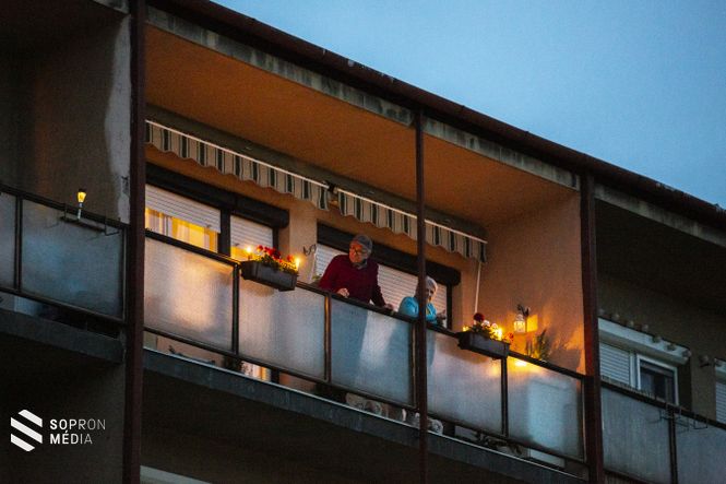 Gyertyákkal búcsúznak az egyetemistáktól. (Pillanatkép a tavalyi valétálásról.)