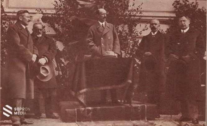 Korabeli sajtófotó a Hűségkapu felavatásának díszünnepségéről