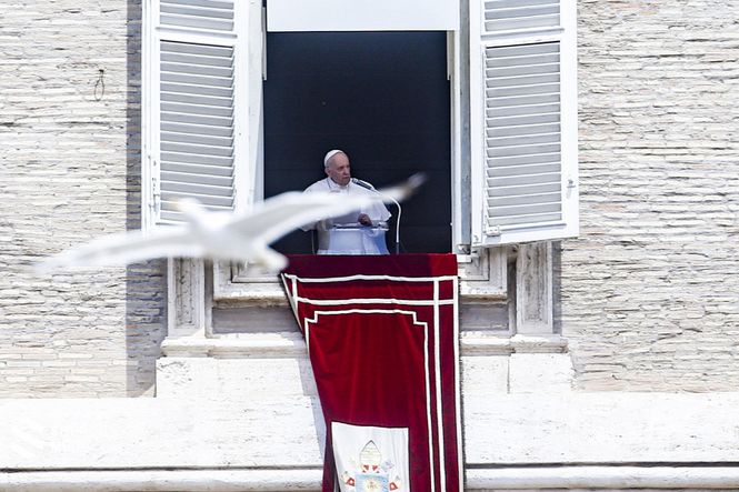 Ferenc pápa hagyományos vasárnapi Úrangyala (Angelus) imádságot mond vatikáni lakosztályának a római Szent Péter térre néző ablakából 2021. július 4-én