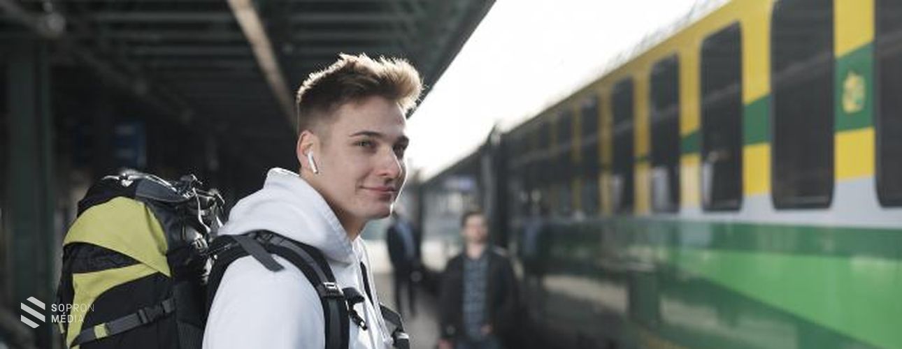 Változik a vonatok és a buszok közlekedési rendje március 15-én