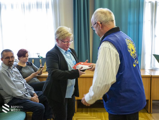 Színházjegyekkel kedveskedett a Lions Club Sopron