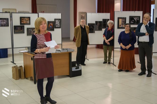Tóth Éva, önkormányzati képviselő, a Gazdasági bizottság elnöke nyitotta meg a kiállítást
