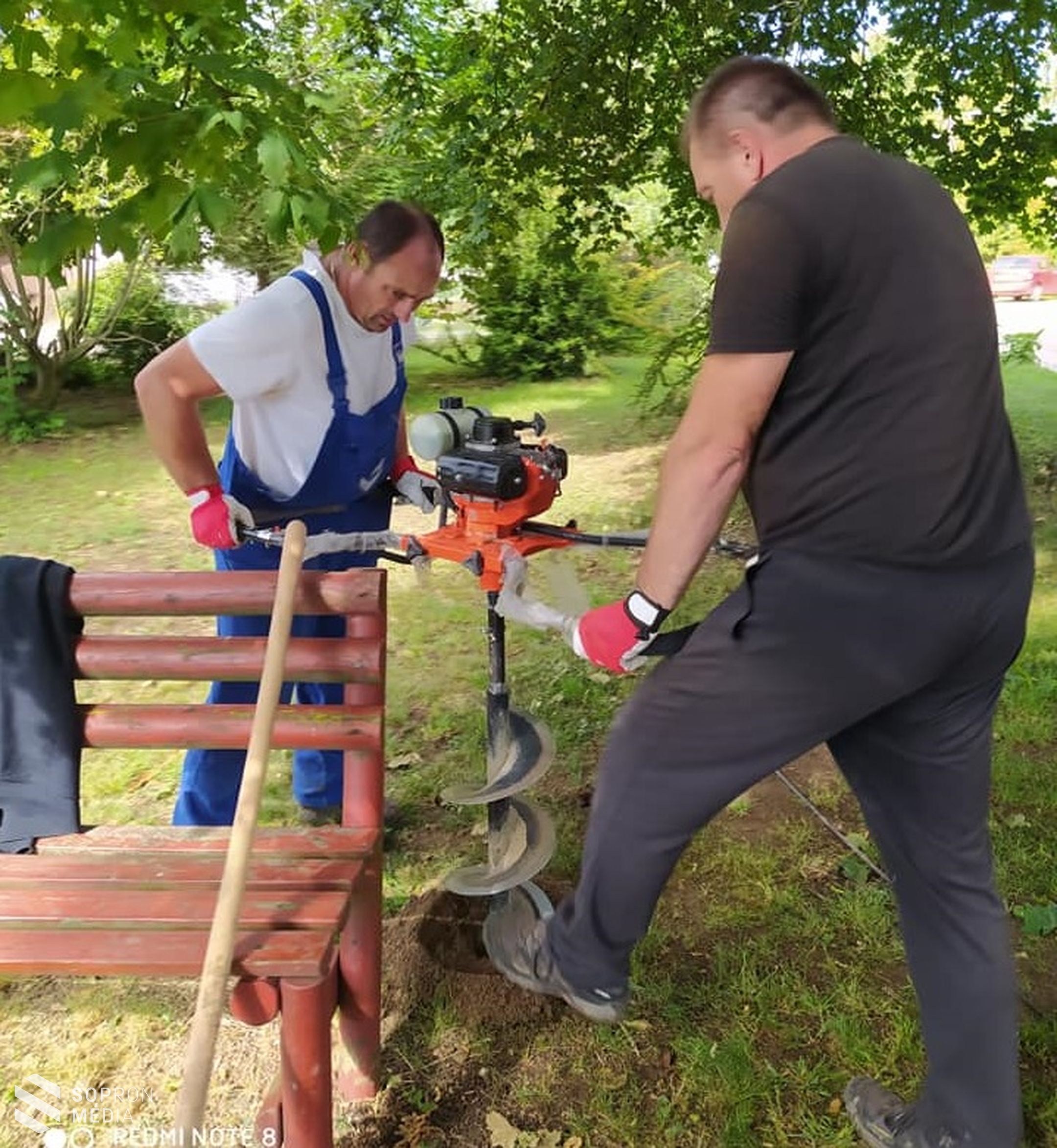 Összefogott Lövő a játszótérért