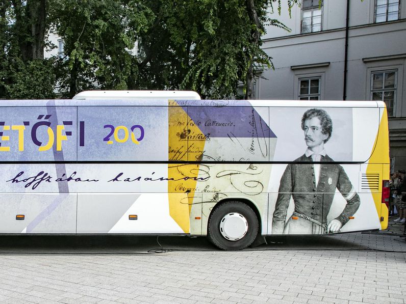 Átrepülök hosszában hazámon - A "Petőfi 200" mozgó múzeumbusz Hegykőn