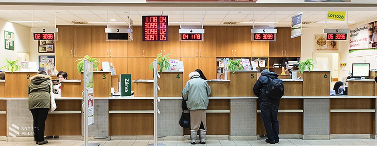 Csütörtöktől a postákon a nyitásnál elsőbbséget biztosítanak a 65 év felettieknek