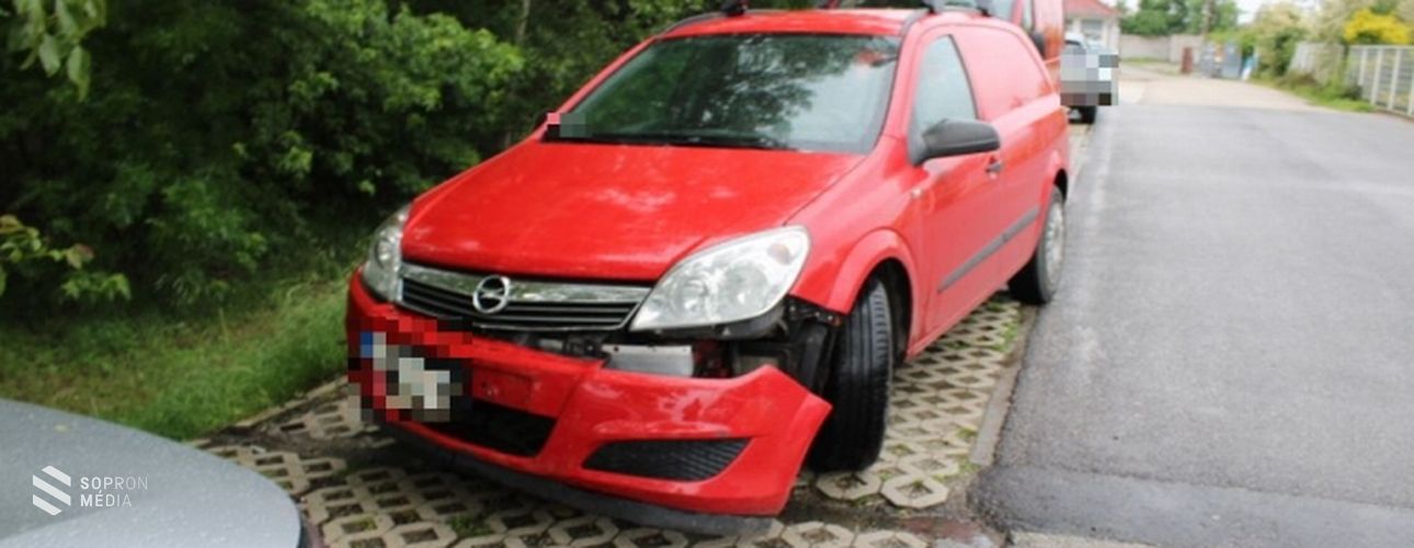 Nem vette figyelembe a táblát - motorossal ütközött