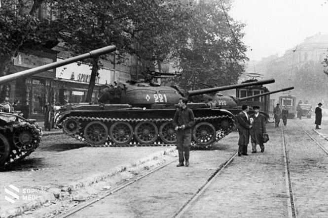T-54-es szovjet harckocsik Budapest utcáin. A szovjetek nem számítottak arra a heves ellenállásra, ami tankjaikat fogadta Budapesten