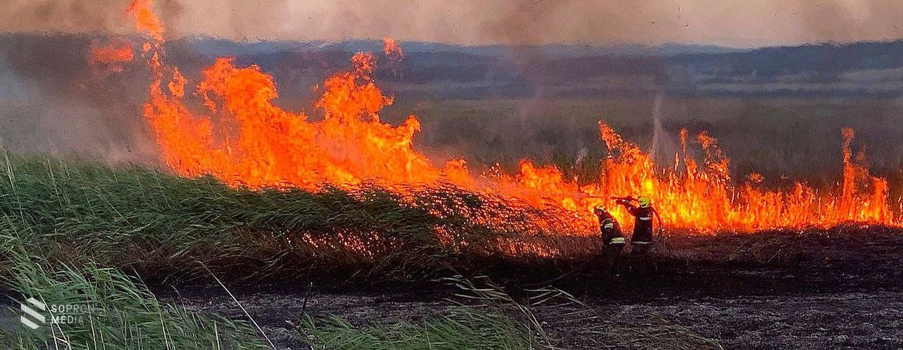 Lángra kapott a nád a fertőmeggyesi vízi színpad közelében
