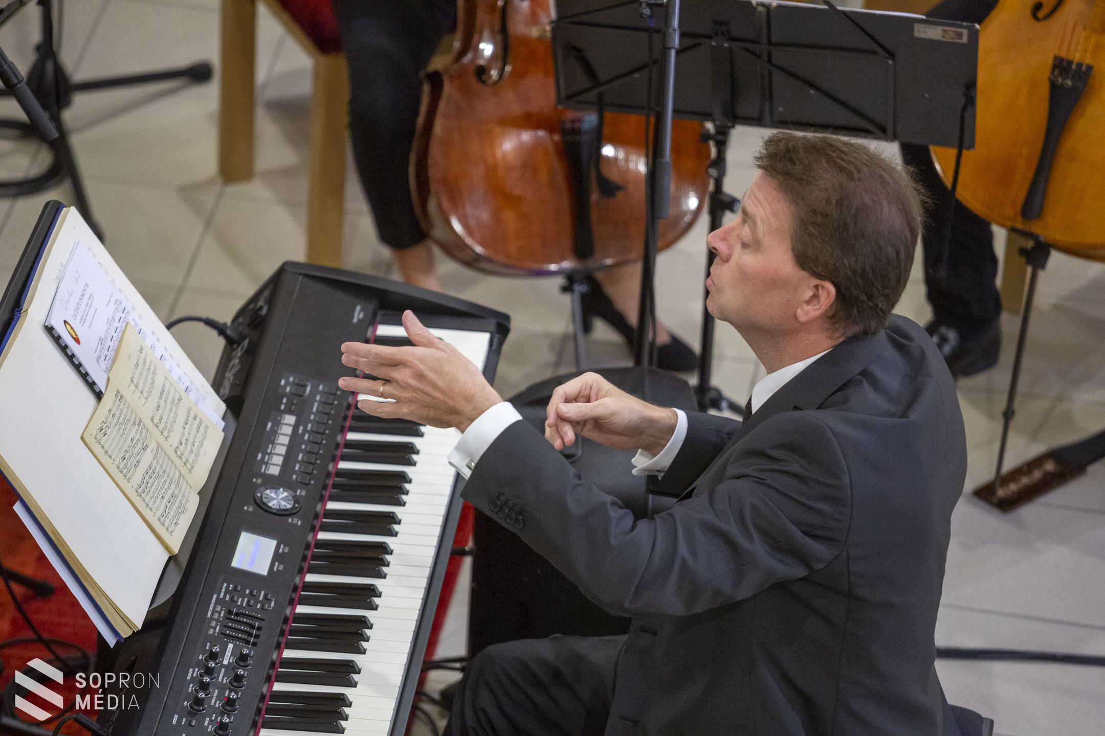 Templomi koncert a Jereván lakótelepen