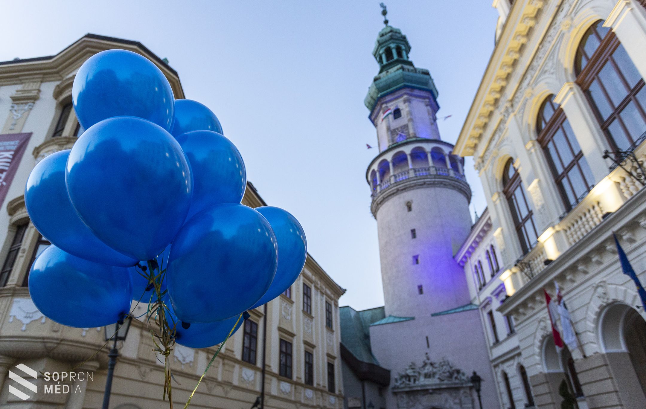 Kékbe öltözött a Tűztorony az autizmus világnapján