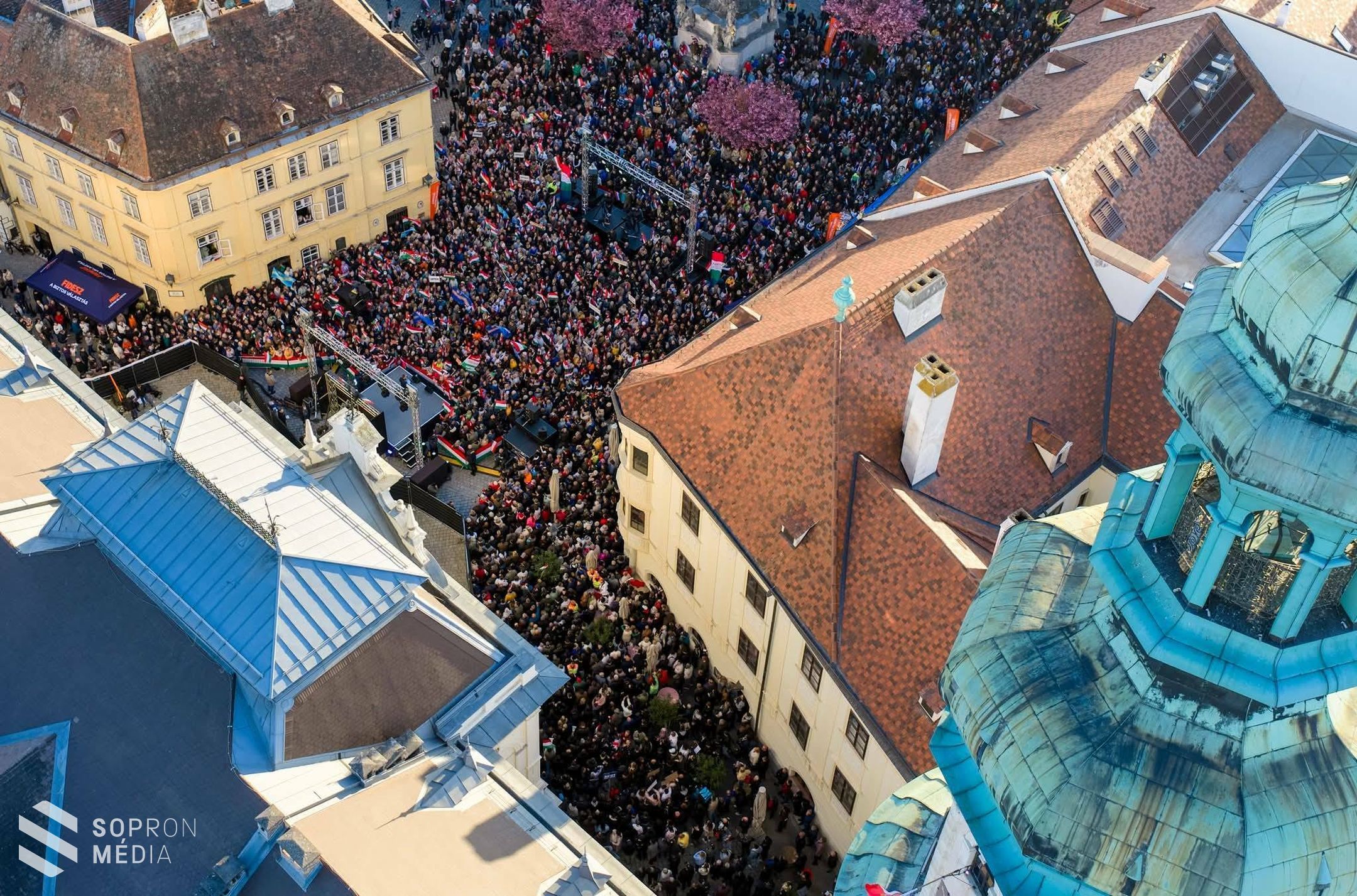 Orbán Viktor Sopronban: a saját nemzeti érdekeinket fogjuk követni, ki fogunk maradni a háborúból!