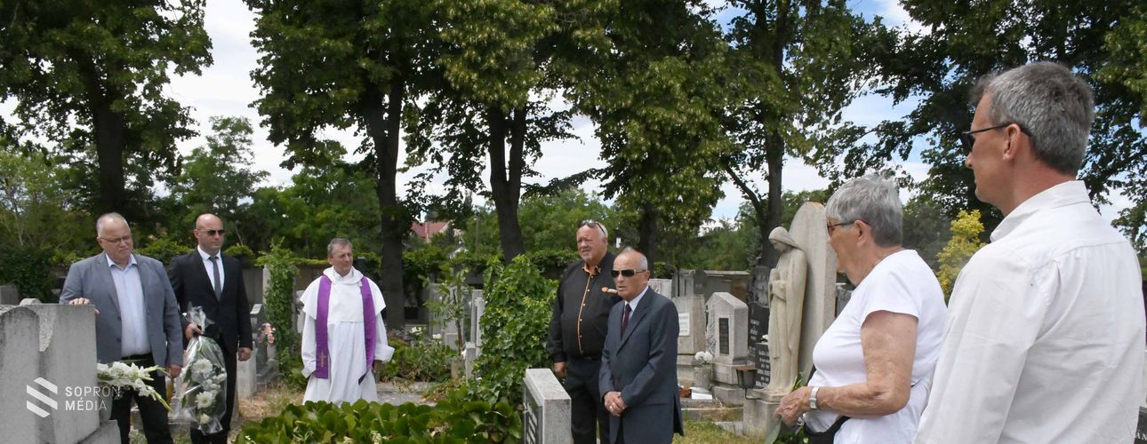 Méltó síremléket kapott Weisz Ferenc a Szent Mihály temetőben