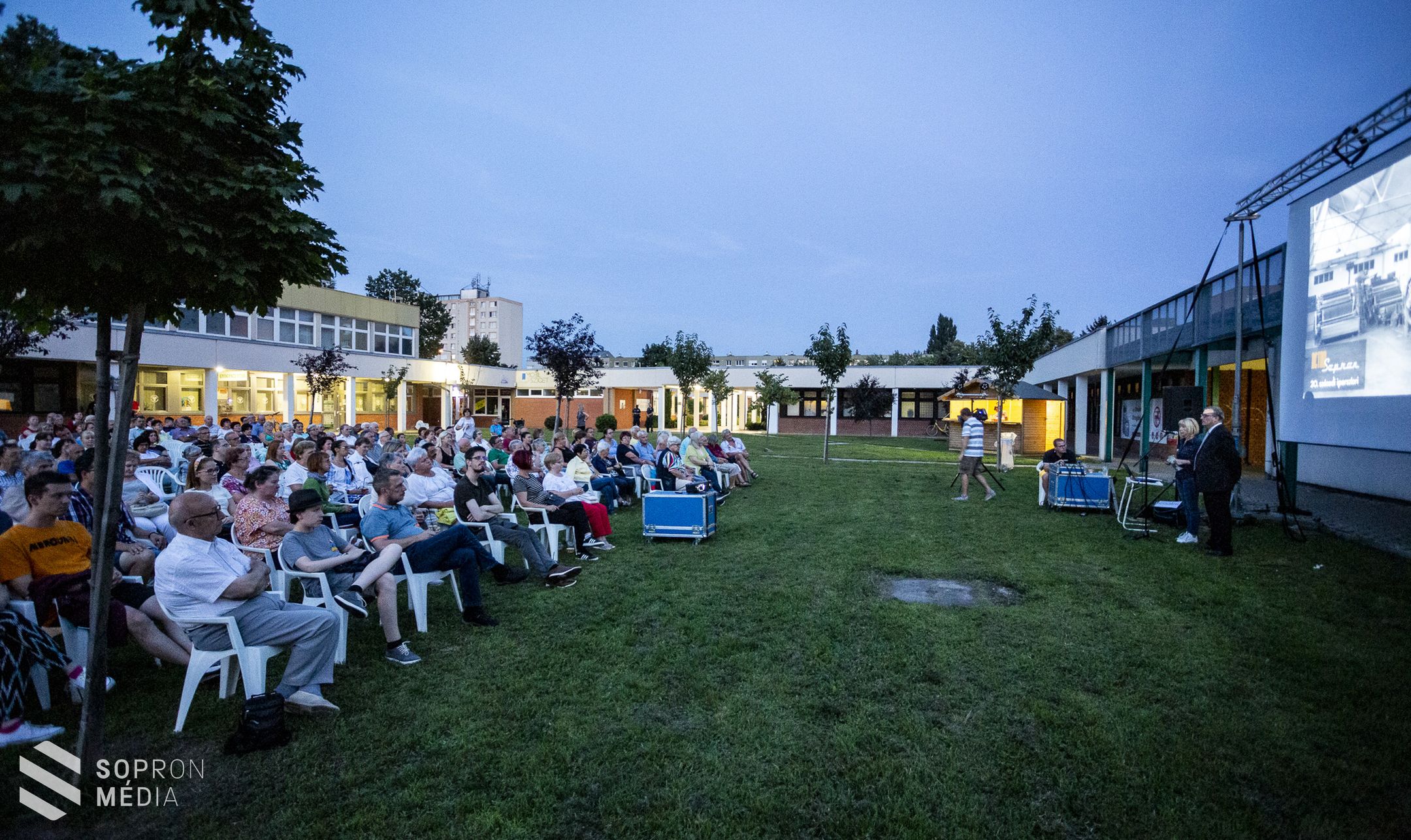 RETRO-Sopron – Megtelt a szolgáltatóház udvara péntek este a Jerevánon