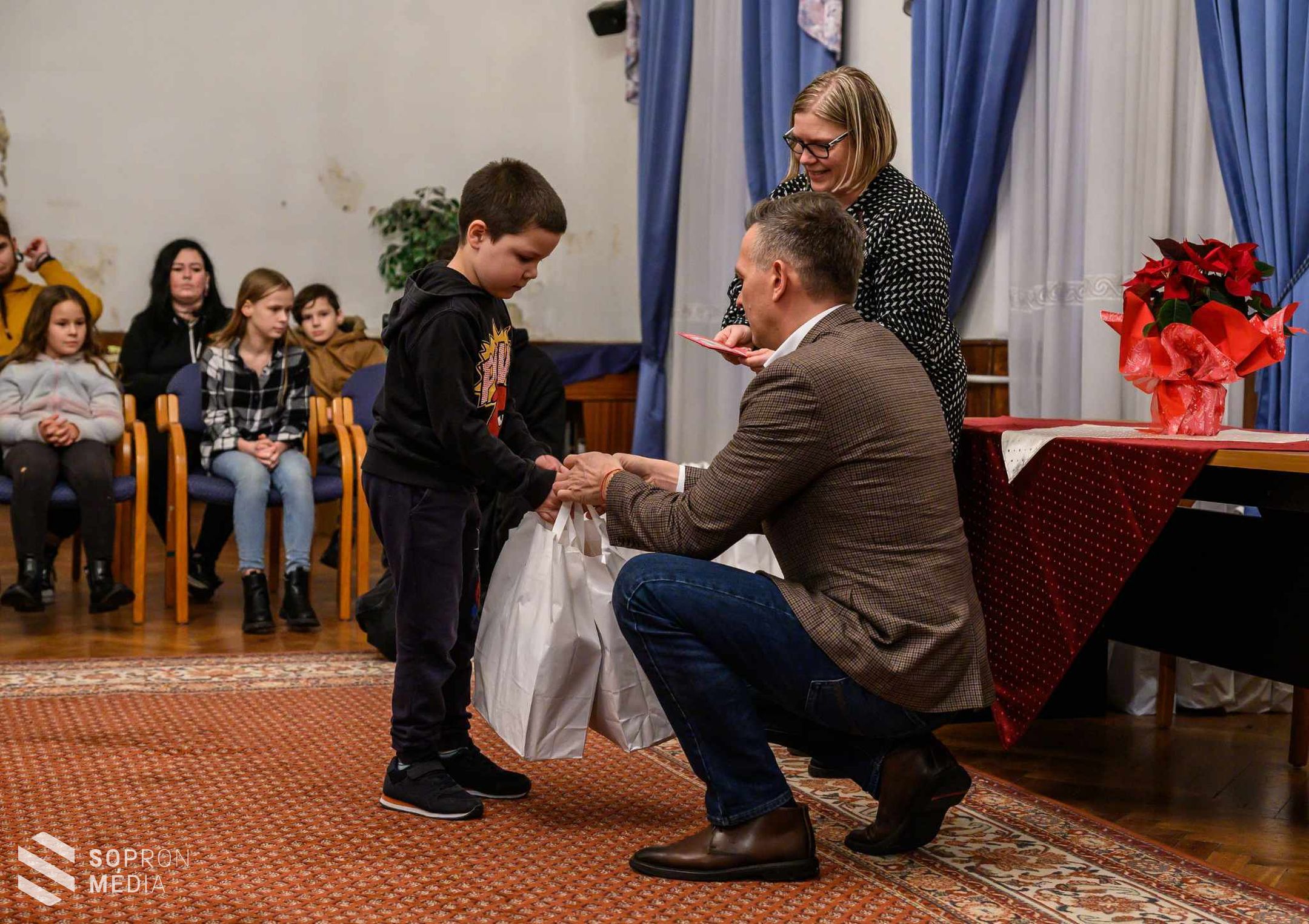 Ajándékcsomaggal segítette a rászoruló családok karácsonyát az önkormányzat