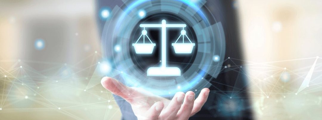 Nyitott tenyér fölött lebegő, digitális hatású igazságügyi mérleg ikon