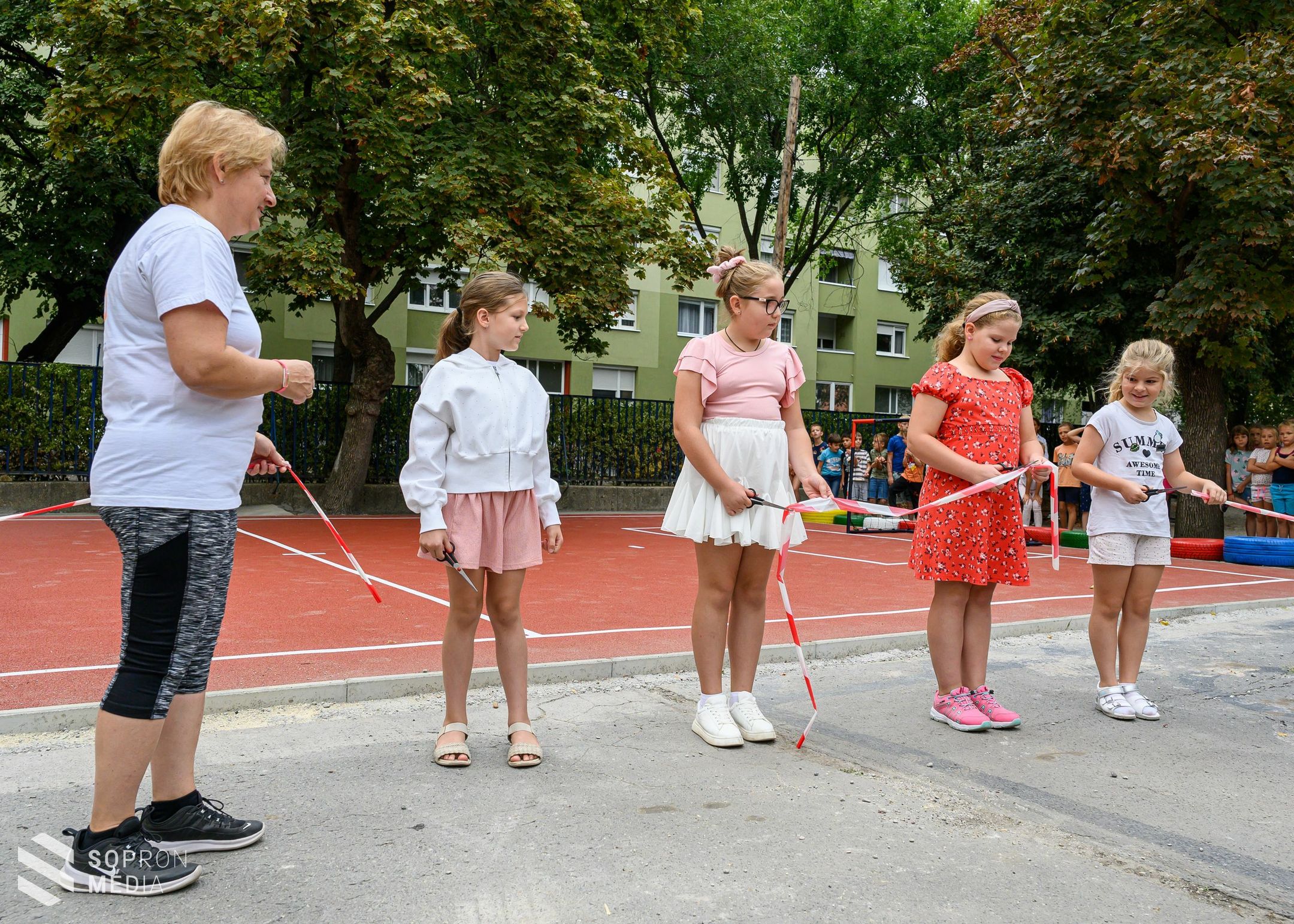 Új sportpályával gazdagodott a Deák Téri Általános Iskola