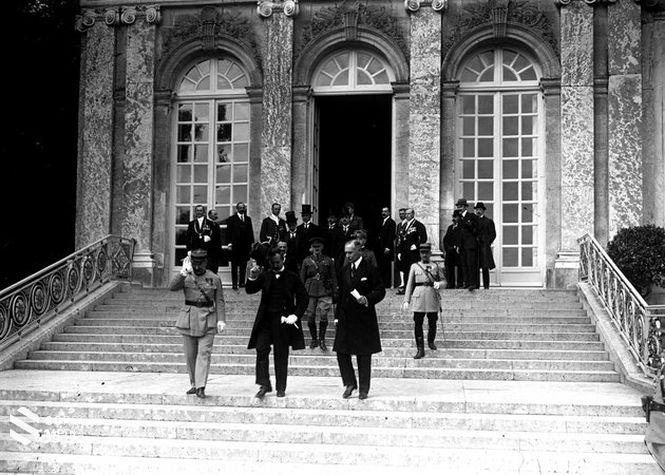 Benárd Ágost, a küldöttség vezetője és Drasche-Lázár Alfréd rendkívüli követ és államtitkár elhagyja a trianoni békediktátum ünnepélyes aláírása után a versailles-i Nagy-Trianon kastélyt 1920. június 4-én 