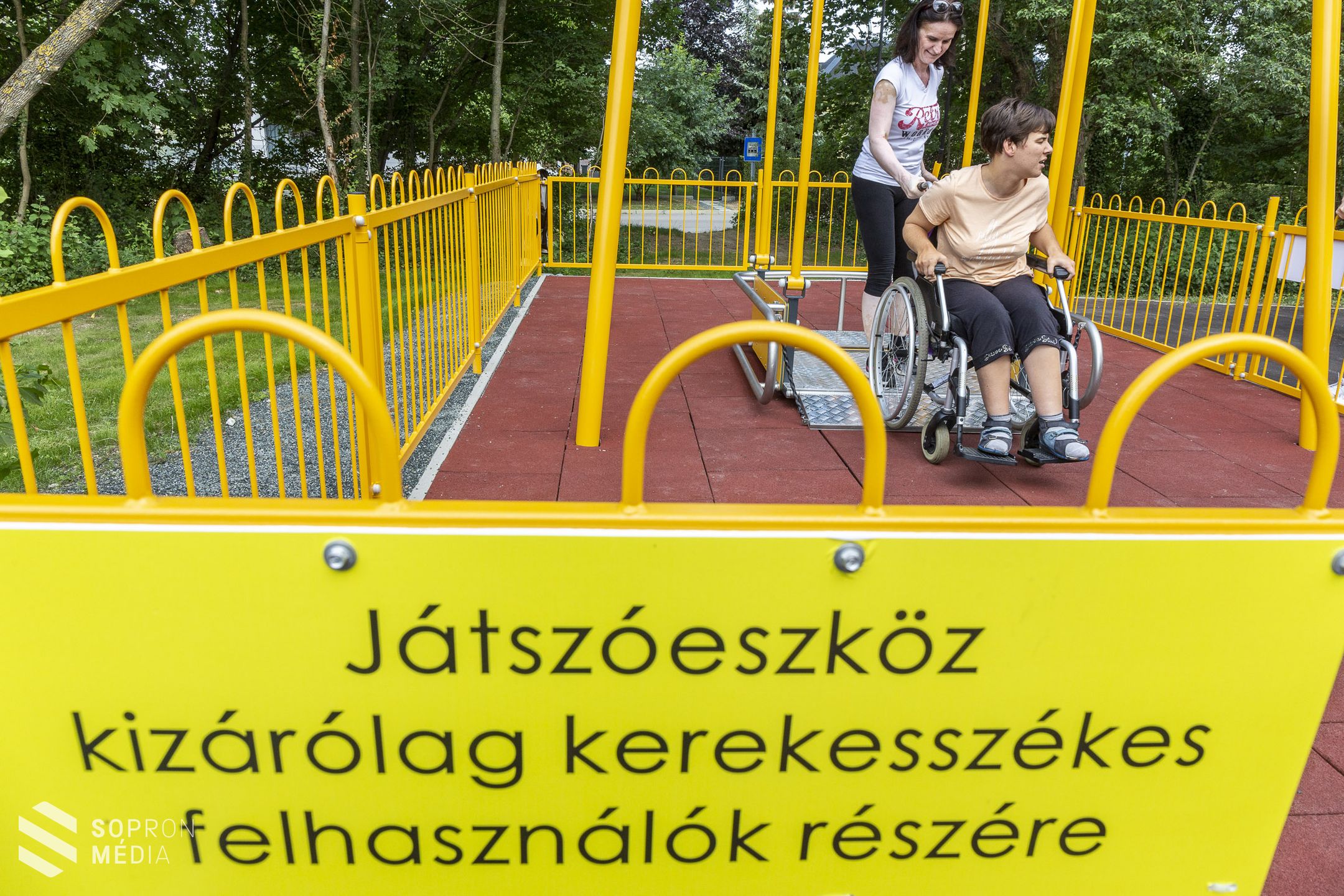 Felavatták az első soproni kerekesszékes szabadtéri fitnesz eszközöket