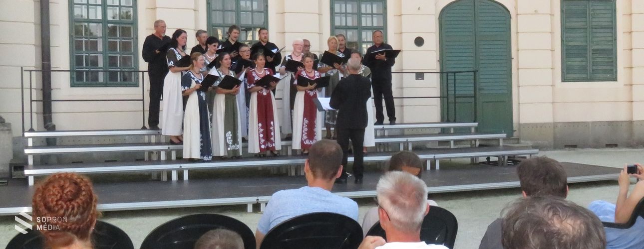A sepsiszentgyörgyi Pro Musica Kamarakórus az Esterházy-kastélyban