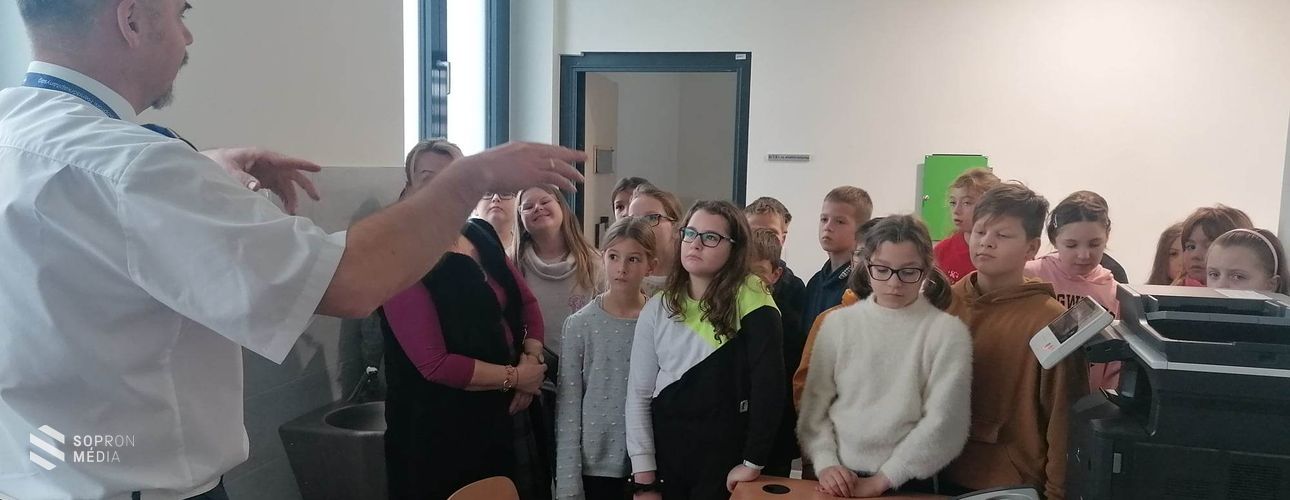 Közel 300 iskolás ismerkedett meg a rendőri munkával a pályaorientációs napon