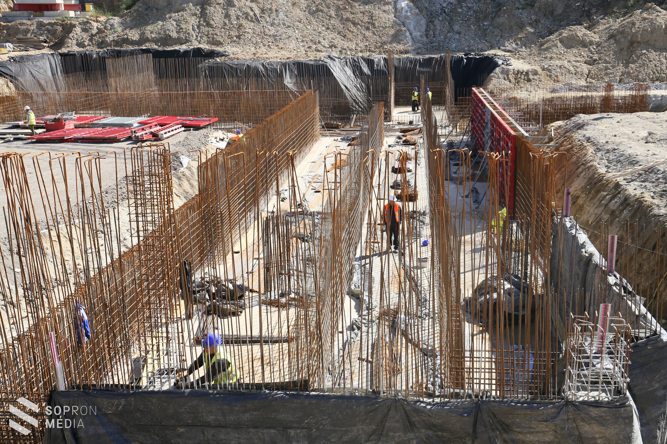Tervszerűen folyik a kivitelezés az uszoda területén