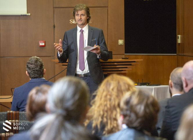 Dr. Tóth Imre, a Soproni Múzeum igazgatója 