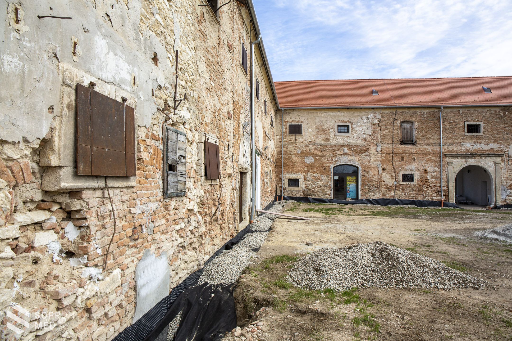 Megújul a fertőszéplaki Széchényi kastély és a templomdomb