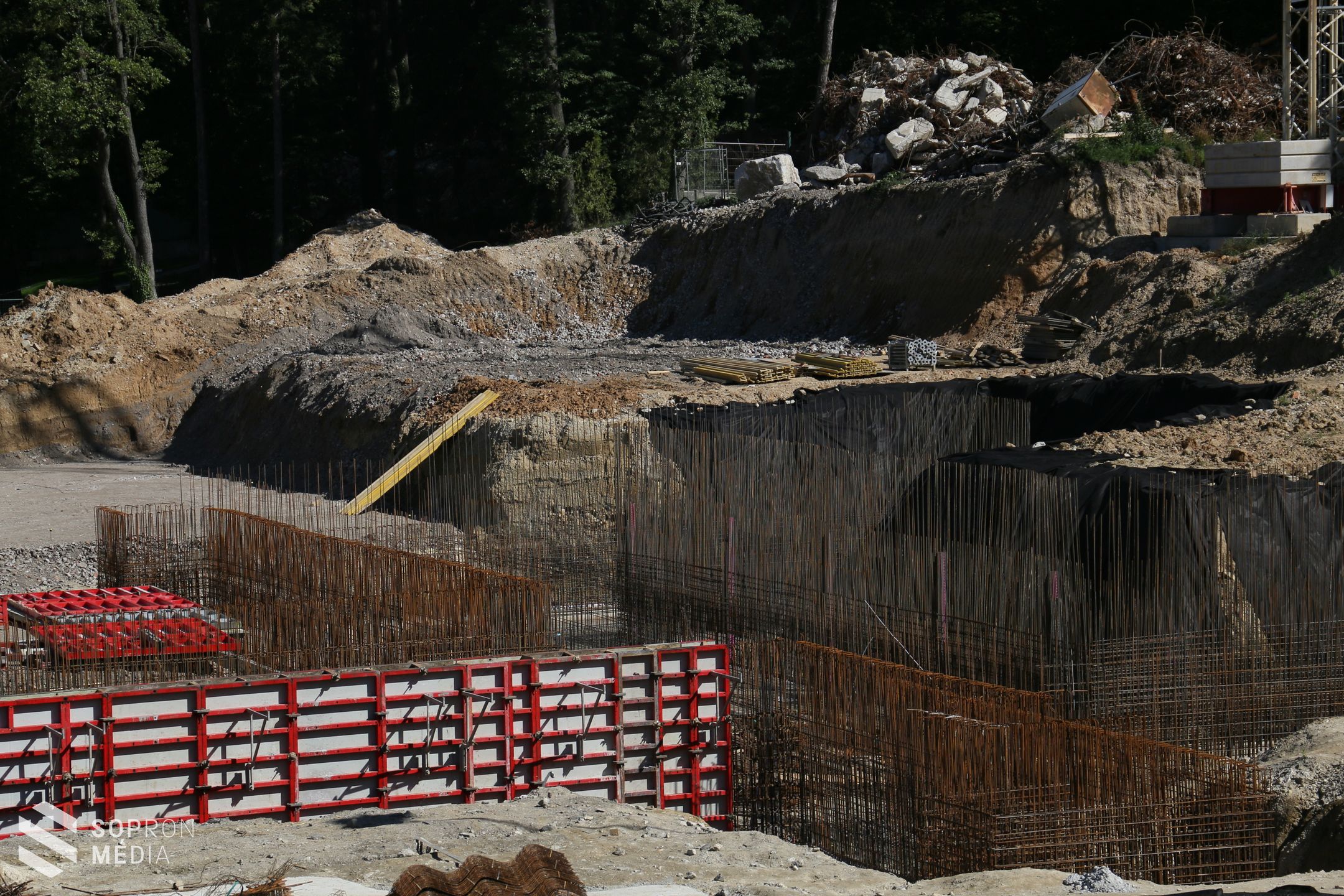 Tervszerűen folyik a kivitelezés az uszoda területén