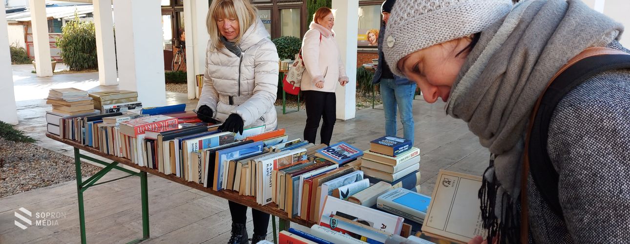 Jótékonysági könyvvásárt tartottak a Jereván lakótelepen